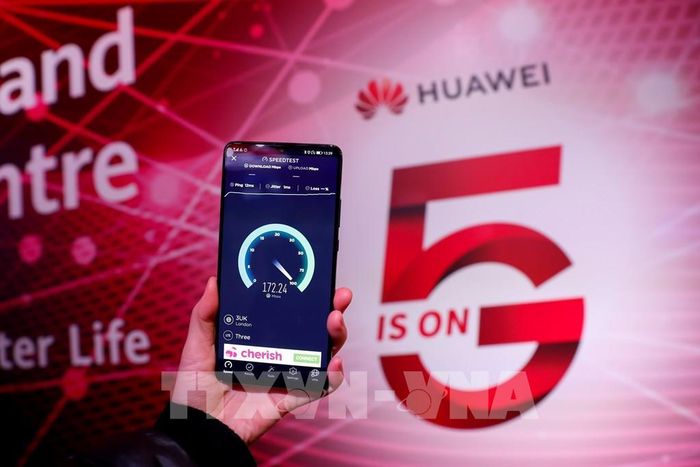 Mạng điện thoại 5G được giới thiệu tại London, Anh, ngày 28/1/2020. Ảnh: THX/TTXVN