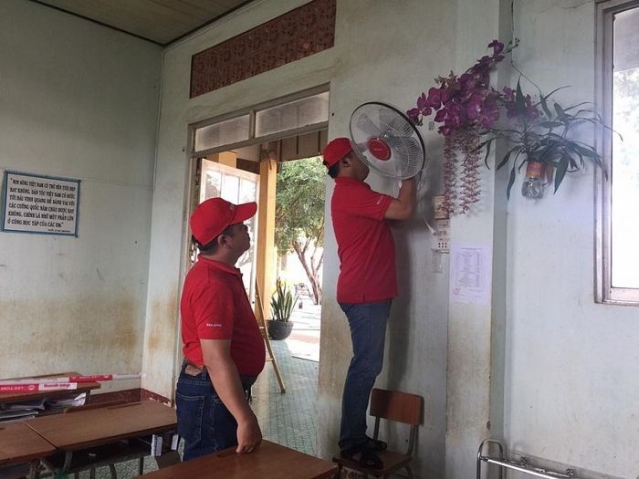 Nhân viên Điện Quang lắp đặt thiết bị điện cho Trường học