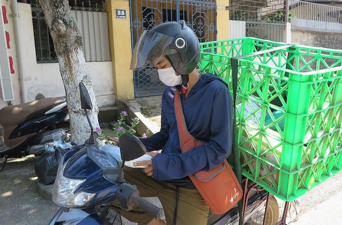 Anh Đặng Quang Dương tất bật giao hàng cho khách giữa trưa hè 