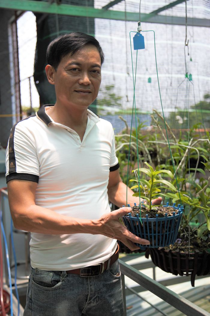 Anh Thịnh bên giỏ lan đột biến 5 cánh trắng có giá trị lên tới 1,2 tỷ đồng