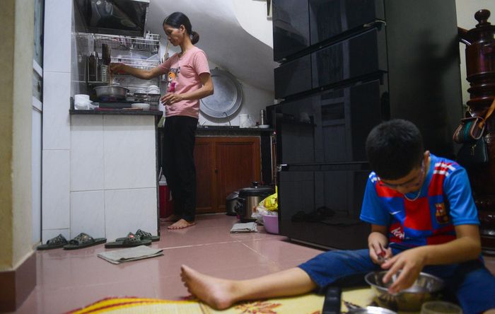  Cậu con trai học lớp 5 rất thích được phụ tôi nấu ăn. Kết thúc bữa trưa, tôi nhanh chóng quay trở lại cơ quan để chuẩn bị cho đợt quan trắc vào lúc 13h. Công việc buổi chiều cũng xoay vòng như buổi sáng. 