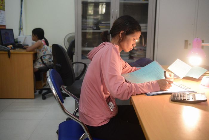  Cả trạm quan trắc của tôi chỉ có 5 cán bộ nên chúng tôi sẽ chia ca cho nhau: một người ca sáng và một người ca đêm. Khi tôi phải trực vào ca tối, cô con gái rất thích đi theo và ngủ luôn tại trạm cùng mẹ. Chồng tôi cũng làm trong nghề nên rất hiểu cho công việc của vợ. 