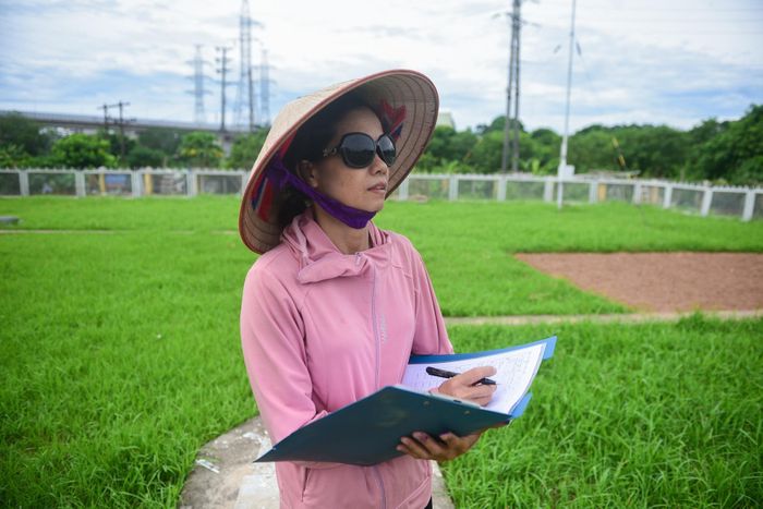  Tôi là Nguyễn Thị Sông Giang, Trạm trưởng Trạm Khí tượng Hà Đông (Hà Nội). Tôi bắt đầu công việc của mình lúc 6h30 hàng ngày tại một vườn cỏ đặt các thiết bị, máy móc phục vụ quan trắc khí tượng. Việc đầu tiên tôi làm là quan sát mây. Tôi sử dụng kính râm để bảo vệ mắt của mình. 
