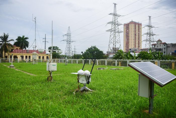  Trong nghề khí tượng, tôi phải làm việc với rất nhiều loại máy móc và các con số. Ngoài dựa vào số liệu, chúng tôi cũng có thể sử dụng kinh nghiệm và kiến thức để quan sát mây, dự báo một số hiện tượng như dông, sấm sét,… 