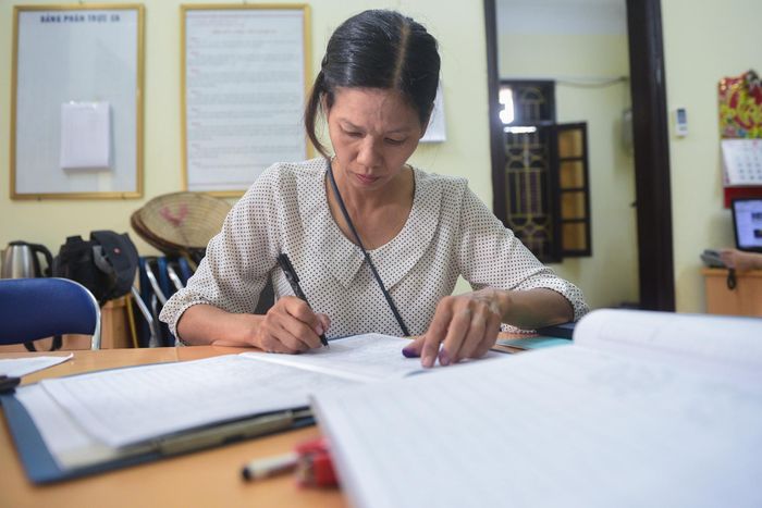  Sau mỗi khung giờ quan trắc, tôi ngồi xuống hoàn thiện số liệu và sổ sách. Chúng tôi phải đảm bảo số liệu được cập nhật liên tục 3 tiếng một lần, vào các khung giờ tròn: 1h, 4h, 7h, 10h… Đây là các khung giờ phải báo cáo theo quy chuẩn quốc tế và quy định chung của ngành. 