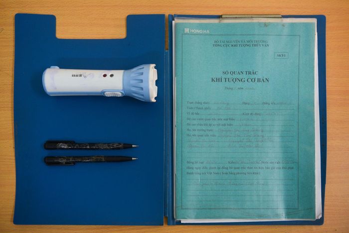  Ca đêm đến, lúc 1h sáng, tôi tiếp tục ra vườn để thực hiện việc đo nhiệt độ mặt đất. Tôi chuẩn bị sổ, bút chì và đèn pin do vườn quan trắc không có đèn điện. Đã quá quen với công việc này, nên dù phải ra ngoài một mình lúc nửa đêm tôi cũng không thấy sợ. 