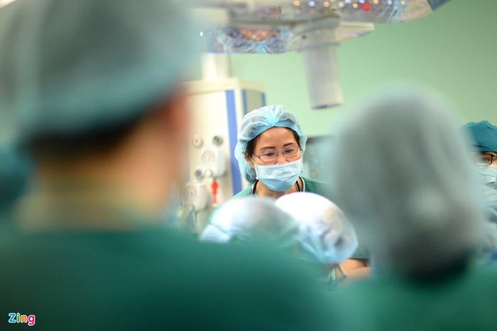  Trong phòng mổ chính, 20-30 nhân viên y tế được duy trì. 