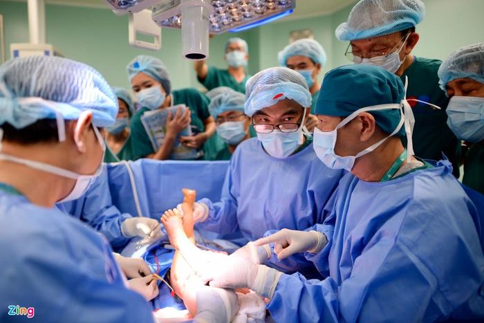  Những giây phút căng thẳng cuối cùng trước khi hai bé chính thức tách rời. 