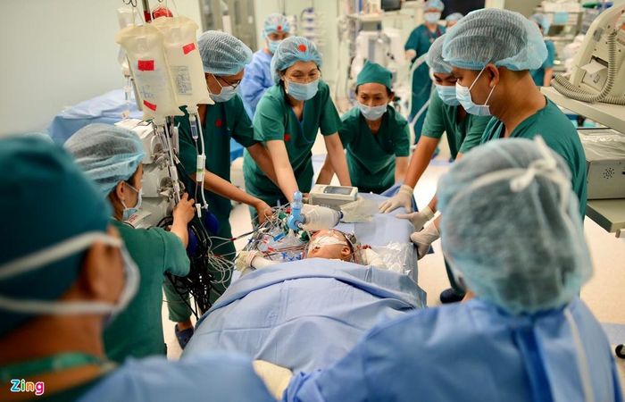  Bé Trúc Nhi được chuyển sang phòng phẫu thuật khác để tiếp tục chỉnh, tạo hình các cơ quan. Các bác sĩ đang tiến hành chỉnh lại khung chậu, chỉnh hình cho hai bé, đã truyền một đơn vị máu. 