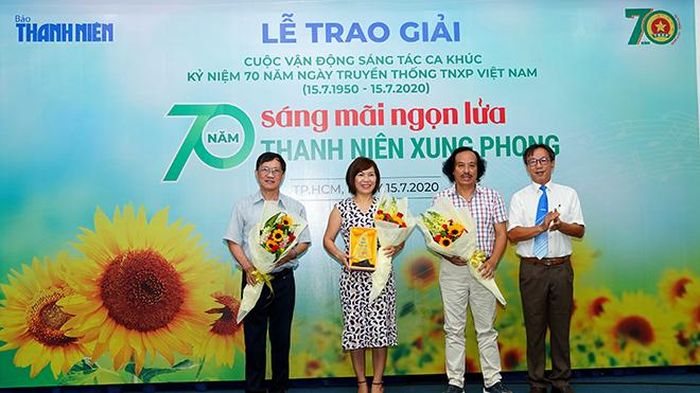 Đại diện ban giám khảo nhận hoa. Ảnh: Độc Lập