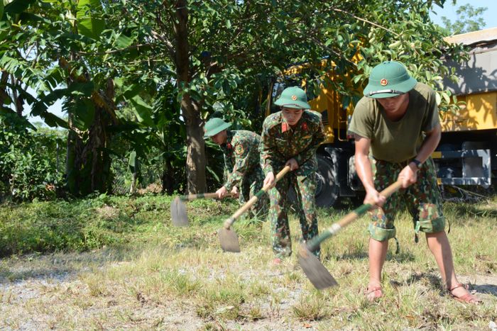  Giúp dân dọn dẹp vệ sinh, cải tạo cảnh quan môi trường.