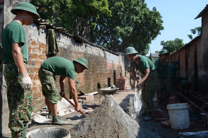  Bộ đội tham gia sửa chữa, làm mới đường giao thông liên thôn.