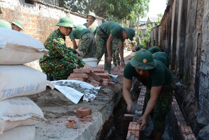  Làm cống thoát nước tại thôn Hoành, xã Đồng Tâm.
