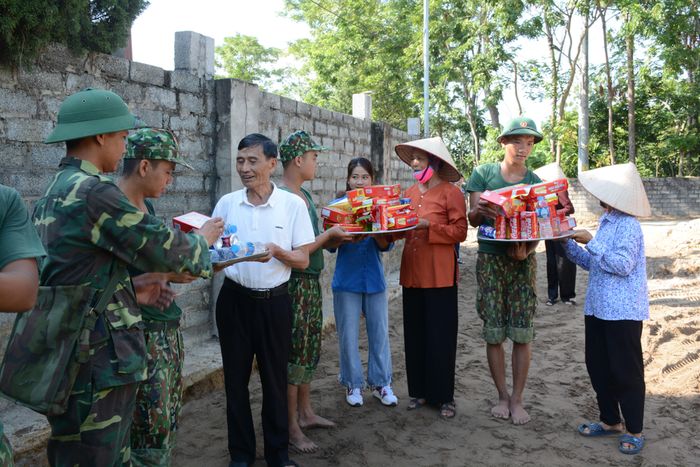 Người dân mang nước, bánh kẹo tiếp sức cho bộ đội. 