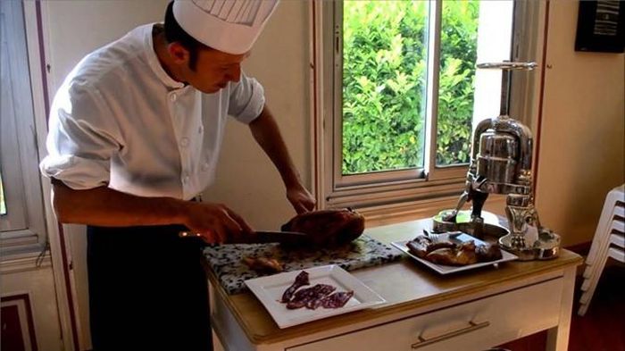 Canard à la presse (Pháp): Tên Việt hóa của món này là vịt bóp, nhưng cái tên này không đủ để mô tả món ăn này. Thoạt nhìn đây là món vịt bình thường, tuy nhiên cách làm mới khiến nhiều người phải suy nghĩ. Một con vịt vừa đủ trưởng thành, còn trẻ và mập mạp sẽ được giết chết bằng cách... chèn cho nghẹt thở. Cách này được cho là giúp giữ máu trong thịt không bị thất thoát, song nhiều nhà nhân đạo cũng cho rằng quá trình này gây đau đớn tột cùng cho con vịt.