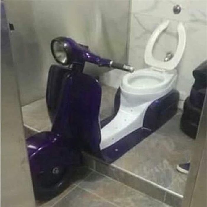 Điểm chung của những chiếc bồn cầu này là đều độc đáo, có 1-0-2, vừa “dị dạng” vừa hài hước. Cụ thể, từ bồn cầu hiệu Hello Kitty, bồn cầu hình người, tới bồn cầu máy chém,... tất cả đều có đủ đầy, thậm chí, kể cả các thiết kế "không ai dám nghĩ" tới cũng không thiếu ví dụ trong ảnh là bồn cầu vừa "giải quyết nỗi buồn" vừa lái xe. 