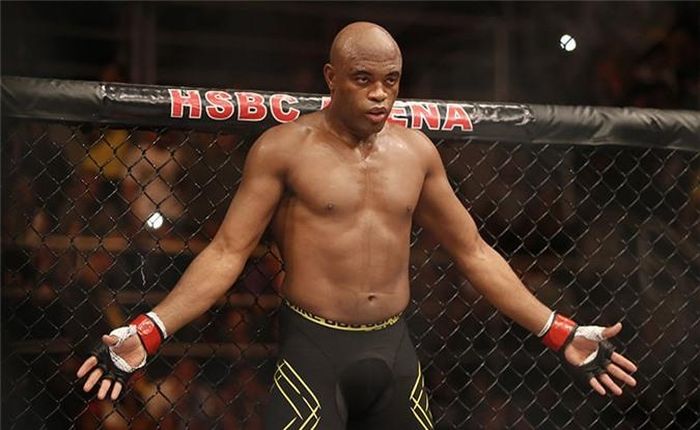 Cái tên tiếp theo là Anderson Silva. Võ sĩ người Brazil là cựu vô địch hạng trung và có thời gian nắm giữ danh hiệu này lâu nhất sau 2.456 ngày. Trong khoảng thời gian đó, anh có chuỗi 16 chiến thắng liên tiếp. Sau 45 lần thượng đài, Silva giành 34 chiến thắng và có đến 23 trận thắng knock-out. Ảnh: EssentiallySports.