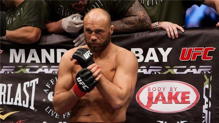 Vị trí thứ 9 thuộc về Randy Couture. Cựu võ sĩ người Mỹ từng 6 lần vô địch UFC, bao gồm 3 danh hiệu hạng nặng, 2 danh hiệu hạng dưới nặng và một danh hiệu hạng dưới nặng tạm thời. Giống với St-Pierre, cựu sao 56 tuổi cũng tham gia diễn xuất sau khi giải nghệ. Ảnh: MMA Fighting.