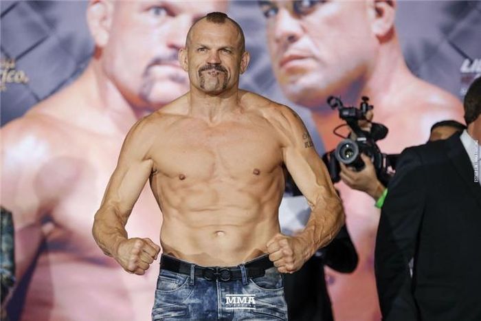 Cái tên cuối cùng là Chuck Liddell. Cựu võ sĩ người Mỹ từng giữ chức vô địch hạng dưới nặng. Anh được biết đến là võ sĩ đa năng khi thuần thục nhiều môn như Kenpo, Karate, Kickboxing, Nhu thuật Brazil và đấu vật. Cùng với Randy Couture, anh là người đưa MMA trở thành xu hướng của nền thể thao và giải trí Mỹ. Ảnh: MMA Fighting.