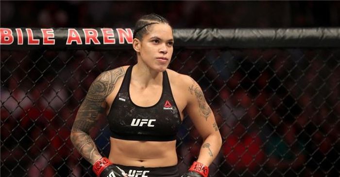 Người xếp thứ 8 là Amanda Nunes. Nữ võ sĩ người Brazil hiện là nhà vô địch hạng gà và hạng lông. Cô là nữ võ sĩ UFC đầu tiên vô địch hai hạng cân và là người thứ 3 giữ tất cả danh hiệu ở hai hạng cân này. Sau 23 lần thượng đài, Nunes giành 19 chiến thắng và có 13 trận thắng knock-out. Ảnh: EssentiallySports.