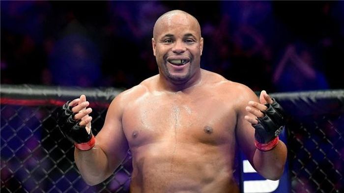Cái tên tiếp theo là Daniel Cormier. Trước khi trở thành võ sĩ MMA, Cormier là đô vật Olympic. Anh từng giữ danh hiệu vô địch UFC ở hai hạng cân bao gồm hạng nặng và hạng dưới nặng. Võ sĩ người Mỹ là người thứ 2 trong 4 võ sĩ UFC vô địch cùng lúc hai hạng cân, đồng thời là người đầu tiên bảo vệ thành công cả hai danh hiệu. Ảnh: Fox Sports.