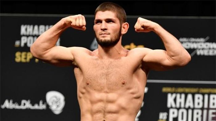 Khabib Nurmagomedov giữ vị trí thứ 7. "Đại bàng Nga" trở thành nhà vô địch UFC hạng nhẹ vào năm 2018 và bảo vệ thành công danh hiệu sau khi đánh bại McGregor. Anh hiện nắm giữ một trong những chuỗi bất bại dài nhất trong lịch sử MMA với 28 trận. Ảnh: EssentiallySports.