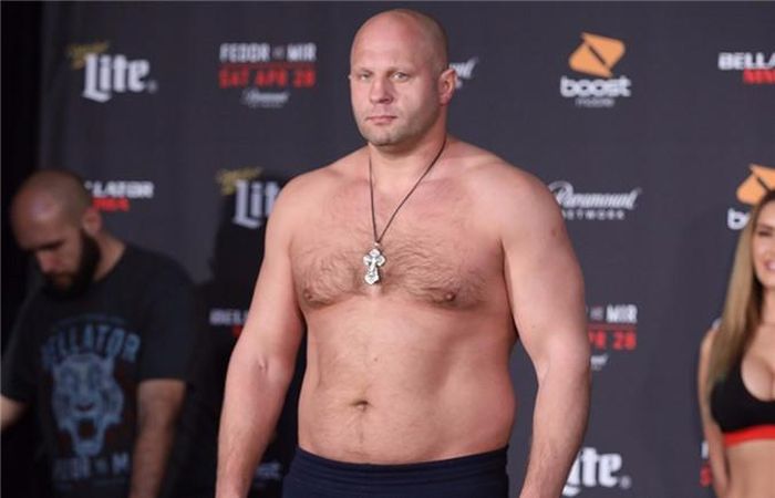 Người xếp thứ 4 là Fedor Emelianenko. Võ sĩ người Nga ra mắt chuyên nghiệp vào năm 2002 và không để thua bất kỳ trận nào trong 9 năm sau đó. Tạp chí thể thao Sports Illustrated từng đánh giá anh là võ sĩ MMA hàng đầu thập niên 2000. Sau 46 trận thượng đài, Emelianenko giành được 39 chiến thắng. Ảnh: Sports.