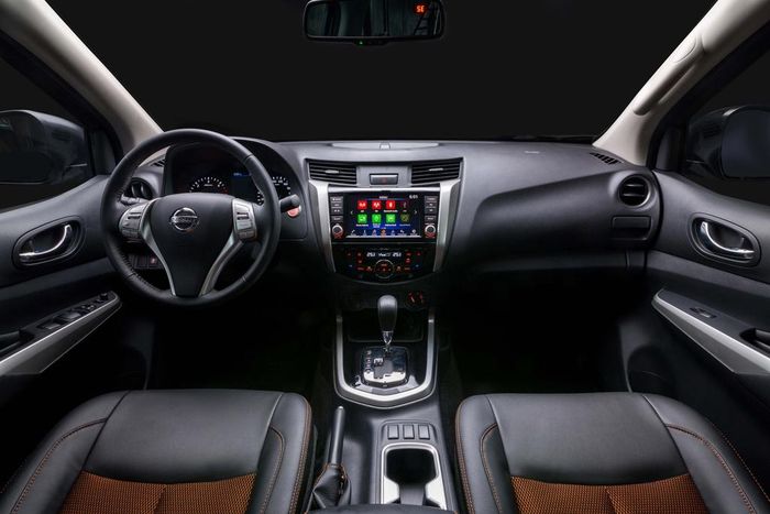  Ở bên trong, xe sở hữu hệ thống thông tin giải trí Nissan Connect với màn hình cảm ứng 8 inch, hỗ trợ khả năng kết nối với điện thoại thông minh qua Android Auto hoặc Apple CarPlay. 