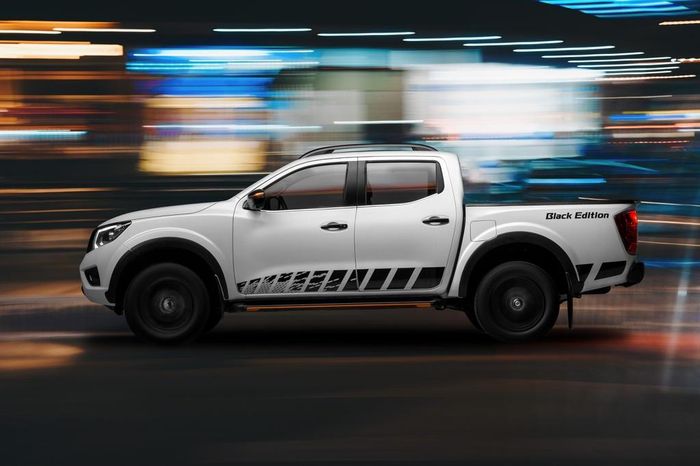  Ở bên ngoài, Navara Black Edition A-IVI gây ấn tượng với tone màu trắng đi kèm các điểm nhấn màu đen và cam nổi bật. Đây là tone màu quen thuộc trên các phiên bản đặc biệt của Nissan. 