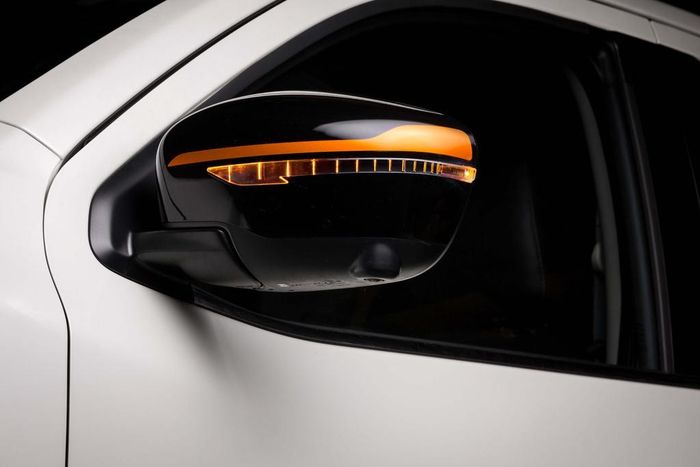  Gương chiếu hậu trên Navara Black Edition A-IVI sơn đen đi kèm mảng tem màu cam, ngoài ra còn tích hợp đèn LED báo rẽ và camera quan sát 360 độ quanh xe. 
