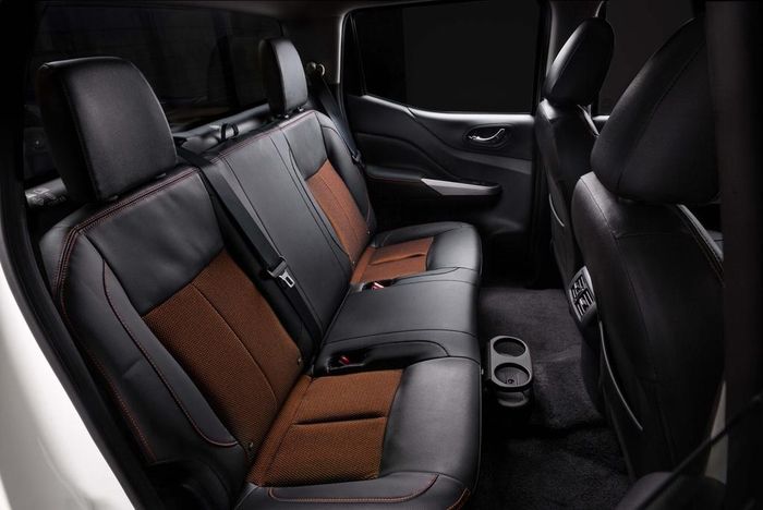  Toàn bộ ghế của Navara Black Edition A-IVI được bọc da màu đen, chần chỉ màu cam tương phản. Trong đó, ghế lái có chức năng chỉnh điện 8 hướng, ghế phụ chỉnh cơ 4 hướng. 