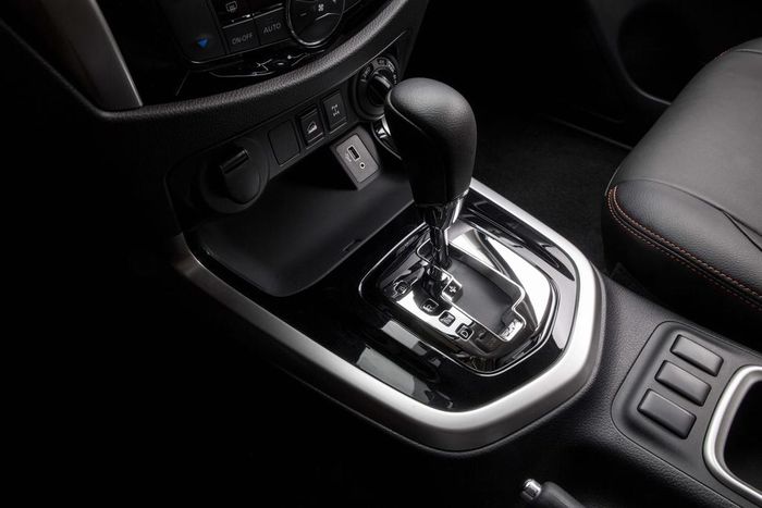  Nissan Navara Black Edition A-IVI sử dụng động cơ diesel tăng áp 2.5L, sản sinh công suất 188 mã lực và mô-men xoắn 450 Nm. Kết hợp với động cơ là hộp số tự động 7 cấp và hệ thống gài cầu điện tử 3 chế độ. 