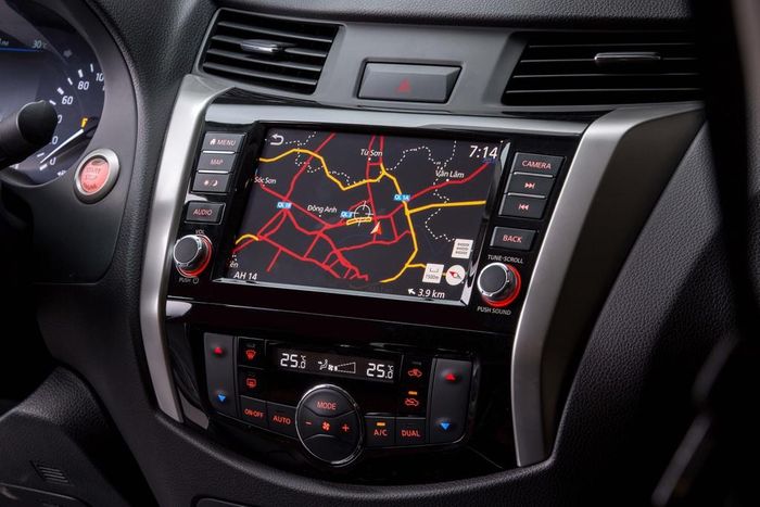  Navara Black Edition A-IVI được trang bị các tính năng an toàn như 7 túi khí, phanh ABS/EBD, cân bằng điện tử, hỗ trợ khởi hành ngang dốc, hệ thống kiểm soát đổ đèo. 