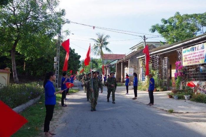  Đoàn viên, thanh niên địa phương đón chào cán bộ, chiến sĩ đơn vị.