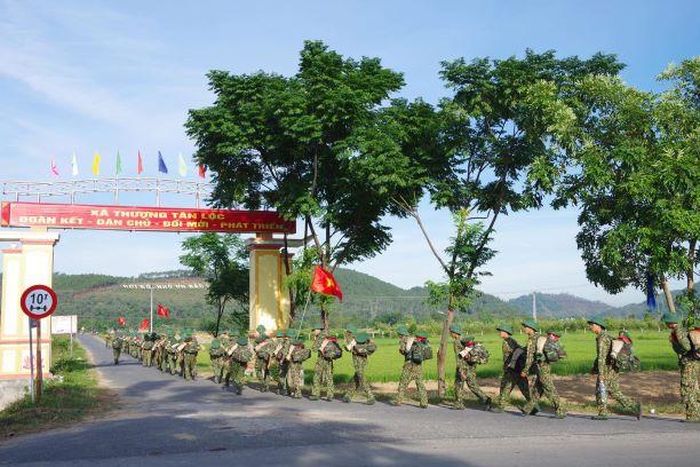  Cán bộ, chiến sĩ hành quân qua cổng chào xã Thượng Tân Lộc.