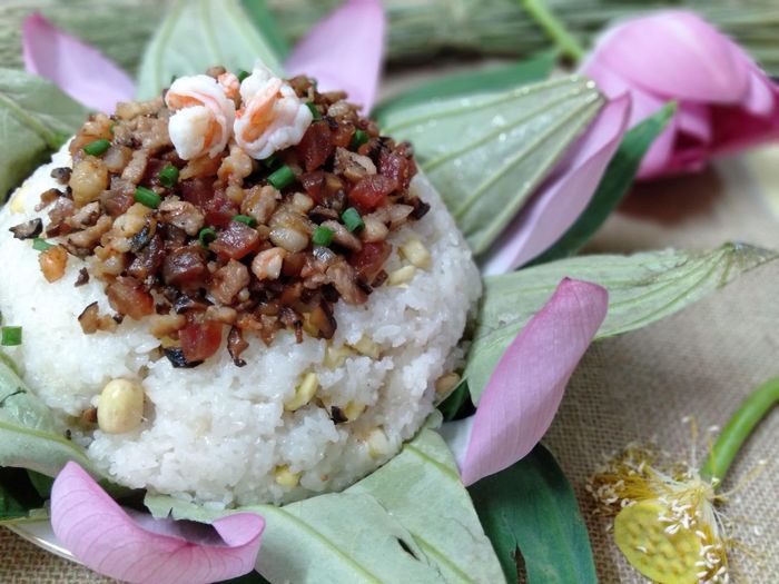 Xôi tôm gói lá sen cầu kì và vô cùng bổ dưỡng.