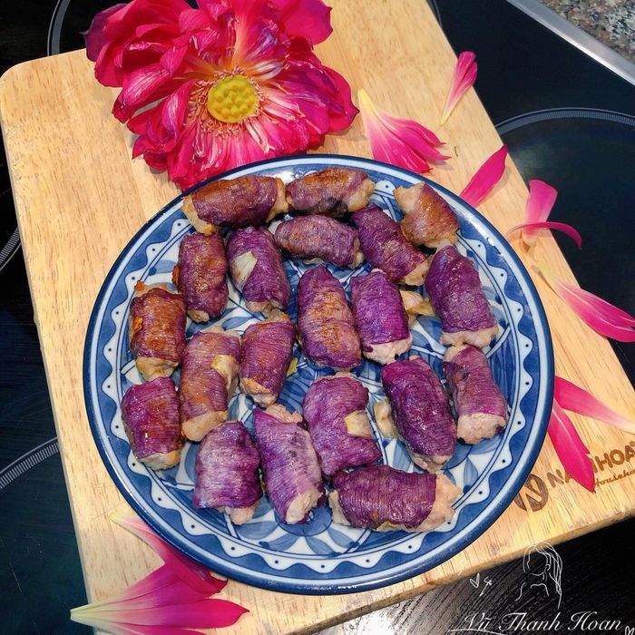Chả sen cuốn thịt heo chiên ngon không kém cạnh lá lốt.