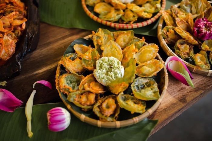 Snack hoa sen nguyên bông giòn tan vui miệng được các bé yêu thích.