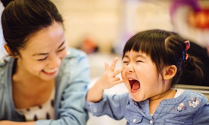 Nói với con về cảm giác tự hào của bố mẹ khi con nỗ lực cố gắng tốt hơn việc chỉ khen con thông minh - Ảnh minh họa.