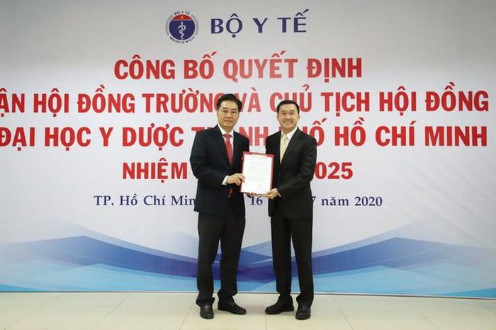 GS. TS. Trần Văn Thuấn - Thứ trưởng Bộ Y tế trao quyết định công nhận Chủ tịch Hội đồng trường cho PGS.TS Trần Diệp Tuấn (bên trái) (Ảnh: TĐ)