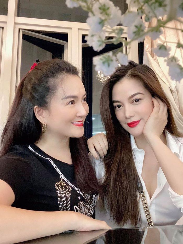 Dù giàu có, tài năng, hiểu biết nhưng Anh Thơ không bao giờ khoe mẽ và "làm màu". Chị được biết đến là người sống giản dị, khéo léo trong ứng xử.