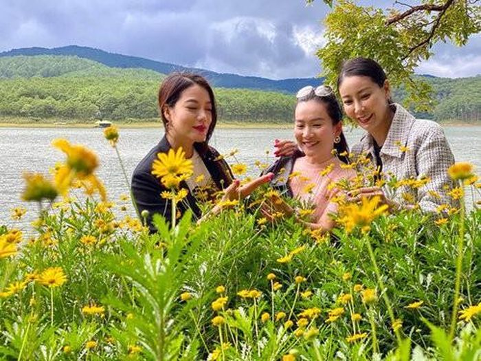 Anh Thơ có tình bạn đẹp với nữ diễn viên Trương Ngọc Ánh và hoa hậu Hà Kiều Anh. 