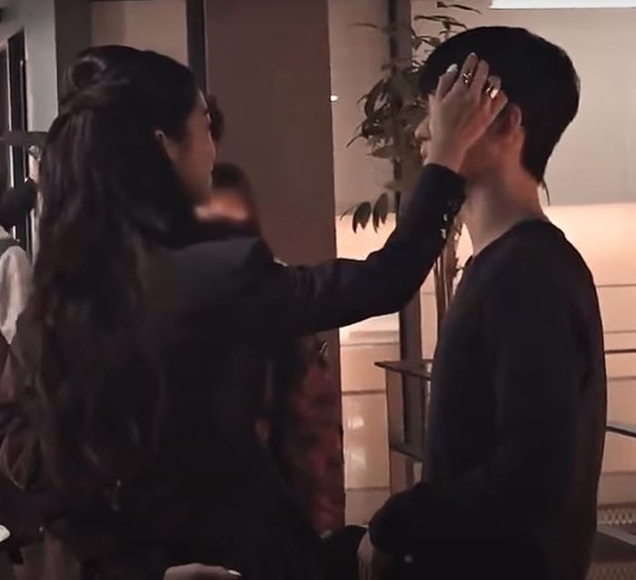 Từ phía Seo Ye Ji, cô cũng thường có hành động tình cảm ẩn ý đối với bạn diễn khiến nhiều người nghi vấn.