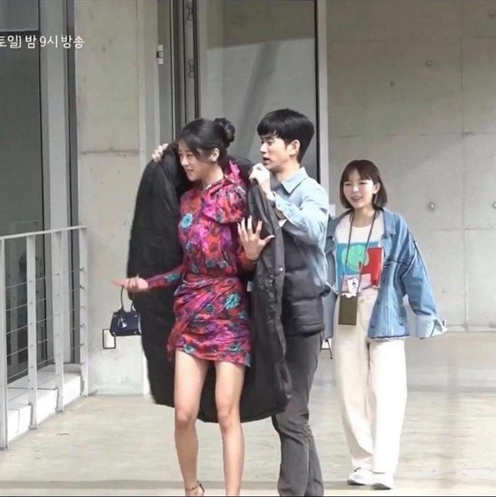 Bên cạnh loạt khoảnh khắc tình cảm trên phim, mới đây truyền thông dậy sóng loạt hình ảnh hậu trường "tình bể bình" của cặp diễn viên đang hot nhất nhì màn ảnh xứ kim chi.