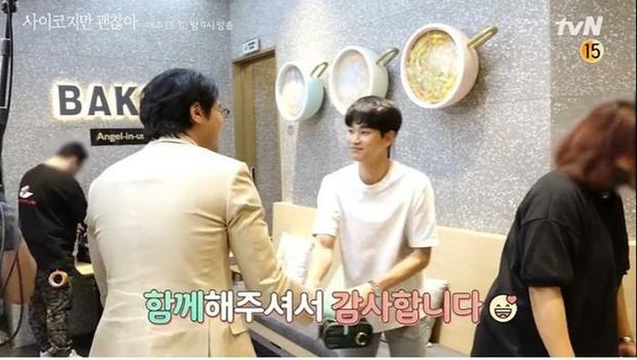 Ngoài ra, fans "soi" ra Kim Soo Hyun thường xuyên cầm túi cho Seo Ye Ji trong hậu trường quay phim.