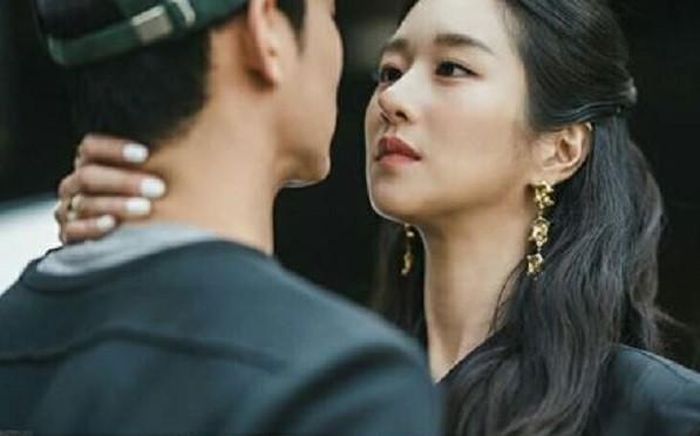 Được biết, Kim Soo Hyun và Seo Ye Ji đang nhận vai chính trong bộ phim "Điên thì có sao". Nhờ màu sắc diễn xuất cá tính cùng sự kết hợp tự nhiên, cặp đôi khiến "Điên thì có sao" trở thành bộ phim hot nhất điện ảnh Hàn. Không chỉ tặng khán giả những phân cảnh tình yêu ngọt ngào, cả hai đảm nhiệm xuất sắc nhiều phân đoạn xúc động sâu lắng để lại nhiều dư vị khó quên cho người xem.