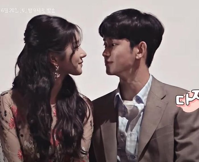 Đặc biệt, trong buổi phỏng vấn gần đây, Seo Ye Ji và Kim Soo Hyun có phút giây chạm mắt gần mặt vô cùng ngọt ngào khiến khán giả "bấn loạn" đứng ngồi không yên.