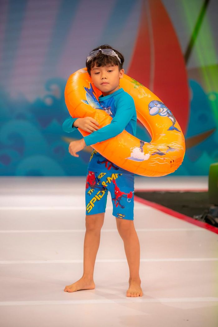 Trong vòng thi “Ống kính tí hon”, chủ đề chụp ảnh “Body Painting” theo concept Thủy - Hỏa - Mộc không chỉ thử thách các thí sinh nhí về kỹ năng tạo dáng chụp ảnh mà còn đòi hỏi phải hiểu được ý nghĩa của concept mình được giao. 