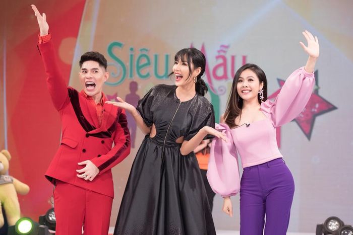 Vốn nổi tiếng với những bước catwalk đỉnh cao, sự xuất hiện của Á hậu Hoàng Thùy trong Siêu mẫu nhí 2020 khiến đạo diễn Hưng Phúc, diễn viên Vân Trang và các thí sinh vô cùng hào hứng.