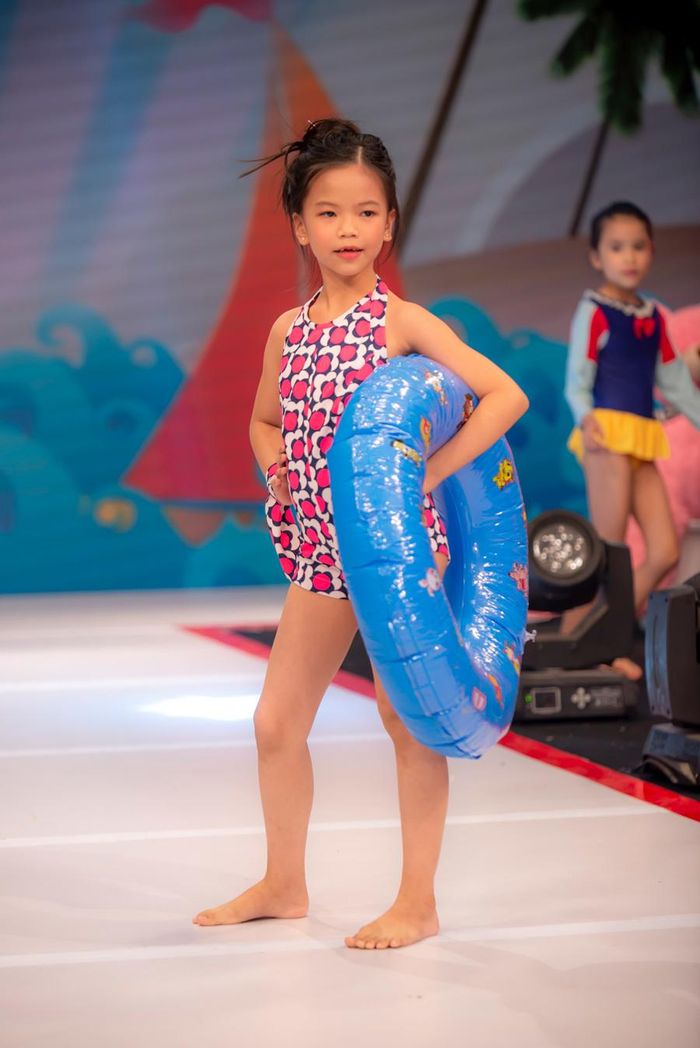 Đến vòng thi “Tài năng tỏa sáng”, ba thí sinh lần lượt biểu diễn nhảy hiện đại, nhảy hip hop và thiết kế trang phục từ khăn rằn Nam Bộ. Thử thách trình diễn của vòng thi “Sân khấu bé yêu” tuần này khá khó khăn cho các thí sinh vì không chỉ catwalk mà còn phải giữ được thăng bằng trên chiếc ghế dài.
